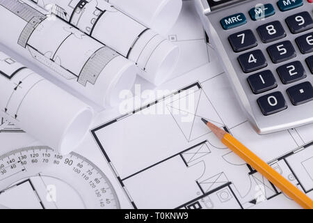 Selektiver Fokus Bild. Mehrere Rollen von Blueprints auf einer offenen Blueprint Stockfoto