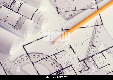 Getönt und selektiven Fokus Bild. Mehrere Rollen von Blueprints auf einer offenen Blueprint Stockfoto