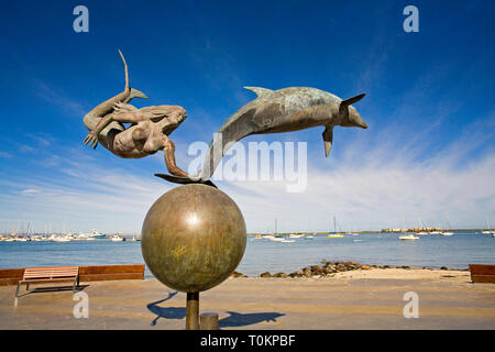 Ein Delphin und Mermaid Skulptur auf dem Malecon in der Bucht von La Paz, in La Paz, Baja, Mexiko Stockfoto