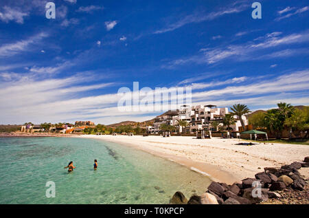 Zwei junge Frauen Schwimmen an einem kleinen Strand in der Bucht von La Paz, in der Nähe der Stadt La Paz, Baja, Mexiko. Stockfoto