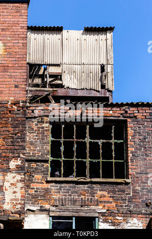 Gebrochene Fenster in stillgelegten Gebäude, Sheffield, South Yorkshire. Stockfoto