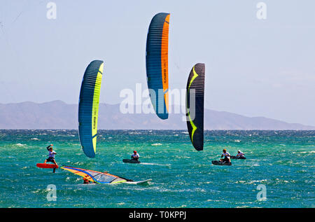 In La Ventanna, Baja, Mexiko, Kitesurfen, Segeln oder kitesailing ist ein beliebter Sport unter amerikanischen Besucher. Stockfoto