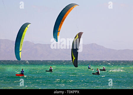 In La Ventanna, Baja, Mexiko, Kitesurfen, Segeln oder kitesailing ist ein beliebter Sport unter amerikanischen Besucher. Stockfoto