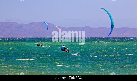 In La Ventanna, Baja, Mexiko, Kitesurfen, Segeln oder kitesailing ist ein beliebter Sport unter amerikanischen Besucher. Stockfoto