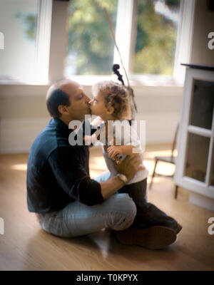 Vater und Sohn holding Violinen küssen Stockfoto