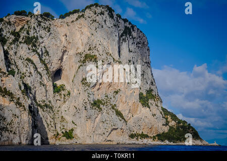 Vertikale Wände der felsigen Küste der Insel Capri, Italien Stockfoto