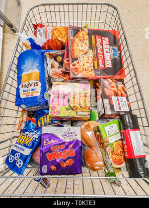 SHEFFIELD, UK - 20. MÄRZ 2019: Volle Einkaufswagen voller Essen und Trinken bei Tesco Stockfoto