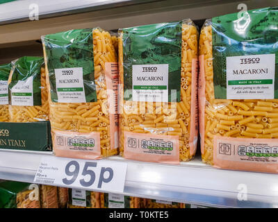 SHEFFIELD, UK - 20. MÄRZ 2019: Tesco eigene Marke Makkaroni Nudeln zum Verkauf in Sheffield Stockfoto