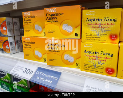 SHEFFIELD, UK - 20. MÄRZ 2019: Tesco eigene Marke aspirin Tabletten zur Herstellung einer Suspension zum Einnehmen Stockfoto