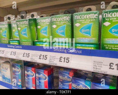 SHEFFIELD, UK - 20. MÄRZ 2019: Nicorette freshmint Kaugummi zum Verkauf in Tesco Supermarkt in Sheffield Stockfoto