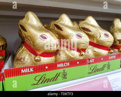 SHEFFIELD, UK - 20. MÄRZ 2019: Lindt gold Bunnys für den Verkauf in Vorbereitung auf Ostern in Sheffield Tesco Extra speichern Stockfoto