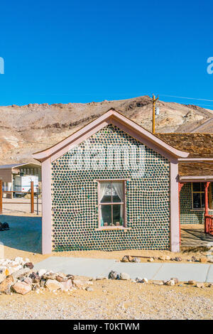 Ein Mann namens Tom Kelly gebaut, um die Flasche Haus in Rhyolith, Nevada um 1905, kurz vor der Wirtschaft und die Minen abgestürzt. Das Haus ist von ap gebaut Stockfoto