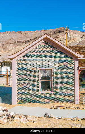 Ein Mann namens Tom Kelly gebaut, um die Flasche Haus in Rhyolith, Nevada um 1905, kurz vor der Wirtschaft und die Minen abgestürzt. Das Haus ist von ap gebaut Stockfoto