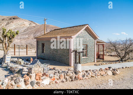 Ein Mann namens Tom Kelly gebaut, um die Flasche Haus in Rhyolith, Nevada um 1905, kurz vor der Wirtschaft und die Minen abgestürzt. Das Haus ist von ap gebaut Stockfoto