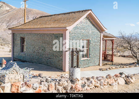 Ein Mann namens Tom Kelly gebaut, um die Flasche Haus in Rhyolith, Nevada um 1905, kurz vor der Wirtschaft und die Minen abgestürzt. Das Haus ist von ap gebaut Stockfoto