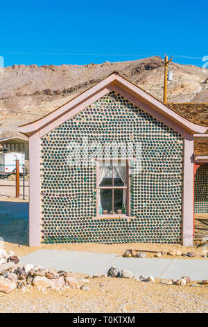 Ein Mann namens Tom Kelly gebaut, um die Flasche Haus in Rhyolith, Nevada um 1905, kurz vor der Wirtschaft und die Minen abgestürzt. Das Haus ist von ap gebaut Stockfoto