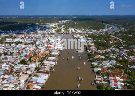 Luftaufnahme von Cai schwimmenden Markt auf Tien Giang, Vietnam. In der Nähe der berühmten Cai Kirche im Mekong Delta. Stockfoto