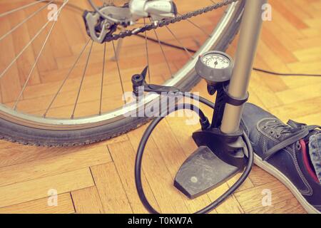 Reifen aufpumpen eines Fahrrades. Home Wartung von Fahrrad. Fahrrad Service und Wartung für die neue Saison. Stockfoto