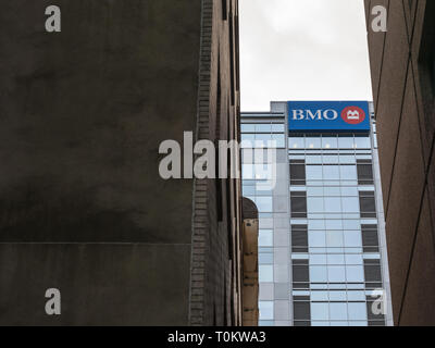 OTTAWA, Kanada - 12. NOVEMBER 2018: Bank von Montreal logo, bekannt als BMO, vor ihrer Hauptniederlassung für Ontario. Genannt sowie die Banque de Montreal, Stockfoto