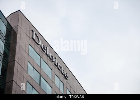 OTTAWA, Kanada - 12. NOVEMBER 2018: Logo von Deloitte auf Ihre wichtigsten Bürogebäude in Ottawa, Ontario. Deloitte ist eine der wichtigsten Prüfungsgesellschaften in der Stockfoto