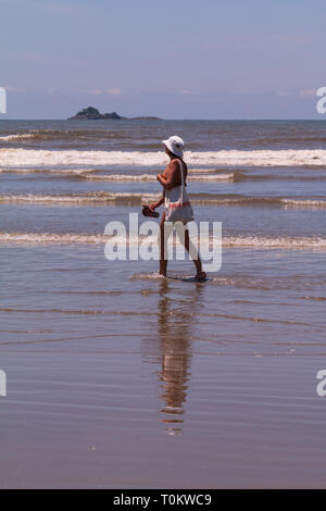 Frau mittleren Alters zu Fuß am Strand in Peruíbe SP Brasilien Stockfoto