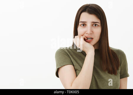 Nahaufnahme der nervösen unsicher und unsichere weiblichen Kollegen kaputt Dokumente besorgt jemand bemerken Fingernägel beißen besorgt die Stirn Stockfoto