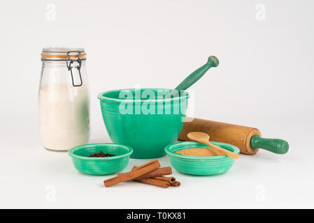 Backzutaten mit Vintage Fiesta Ware Schalen und antiken Nudelholz. Zimt, Bio Zucker, Weizenmehl in Glas. Löffel aus Holz. Stockfoto