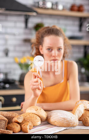 Unglückliche Mädchen weiße Typenschild in ihrer Hand entschlossen Stockfoto