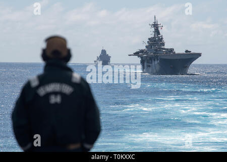 190320-N-HD 110-0014 PAZIFISCHEN OZEAN (20. März 2019) Seaman Neko Brookshire, in Pensacola, Fla., steht Lookout auf dem Flugdeck der Harpers Ferry-Klasse amphibische Landung dock Schiff USS Harpers Ferry (LSD 49) als Amphibisches Schiff USS Boxer (LHD4) und die amphibious Transport dock Schiff USS John Murtha (LPD S. 26) Segeln in der Ausbildung. Harpers Ferry ist unterwegs die Durchführung von Routineaufgaben als Teil der USS Boxer Amphibious Ready Group (ARG) in den östlichen Stockfoto