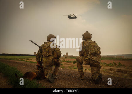 Us-Armee grüne Barette, zugeordnet zu den 10 Special Forces Group (Airborne), bereiten Angriff ein Ziel während der Bereitstellung Schulung in Fort Carson, CO., 22. Juni 2017. Soldaten aus 10 SFG (A) routinemäßig Zug für Situationen, in Kampfhandlungen gefunden. (U.S. Armee Foto von Sgt. Connor Mendez) Stockfoto