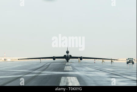 99Th Expeditionary Reconnaissance Squadron Flieger die Stifte von Pogo gang zu einer U-2 Dragon Lady, Al Dhafra Air Base, Vereinigte Arabische Emirate, 15.03.2019 entfernen. Pogo Gang dient die U-2 zu unterstützen, während die Flugzeuge Taxis, aber vor dem Take-off, um einige der Gewicht auf den Flügeln zu erleichtern, (U.S. Air Force Foto von älteren Flieger Gracie I. Lee) Stockfoto