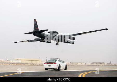 Ein 99Th Expeditionary Reconnaissance Squadron U-2 Dragon Lady Pilot fährt eine leistungsstarke chase Auto auf der Start- und Landebahn A U-2 Durchführung einer Low-cost-Flug zu fangen und bei Al Dhafra Air Base, Vereinigte Arabische Emirate, 15.03.2019. Während der Fahrt die Verfolgungsjagd Autos, U-2-Piloten die Piloten fliegen die U-2 von radioing Höhe und Landebahn Ausrichtungen während des Starts und Landungen. (U.S. Air Force Foto von älteren Flieger Gracie I. Lee) Stockfoto