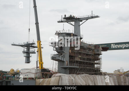 190315-N-N 0101-115 Newport News, Virginia (15. März 2018) Das letzte Stück des neuen Hauptmast der Flugzeugträger USS George Washington (CVN 73) ist an der Huntington Ingalls Branchen Newport News Shipbuilding, 15. März 2019 installiert. Die 34-Fuß-oberen mast Abschnitt wirft Profil des Schiffes 123 Fuß über dem Flugdeck. George Washington befindet sich auf halbem Weg in eine Betankung und komplexen Überholung (RCOH) bei Newport News Shipbuilding. RCOH ist ein fast 4-jährigen Projekt nur einmal während einer Fluggesellschaft, die 50-jährige Nutzungsdauer, einschließlich Betankung von zwei Kernkraftwerke des Schiffes Reaktoren, wie Stockfoto