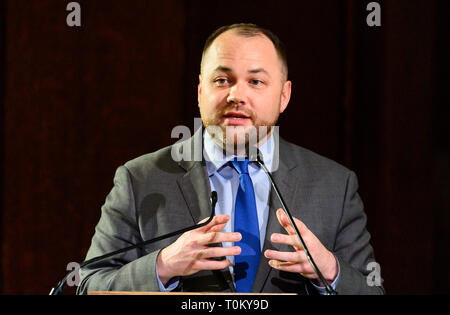 Corey Johnson, Sprecher des New York City Council, an der Green New Deal Rechenschaftspflicht Forum gehalten an der Gesellschaft für ethische Kultur in New York City. Stockfoto