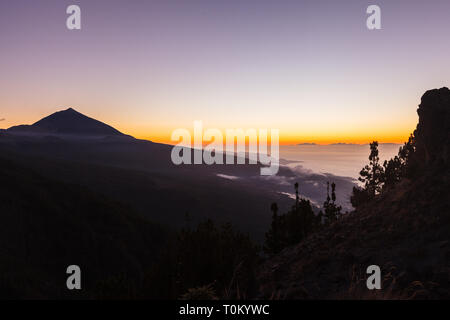 Die meisten besuchten Roque Cinchado auf den Kanarischen Inseln, Spanien. Eine einzigartige Felsformation und ein Wahrzeichen der Insel Teneriffa in der Nähe von Vulkan Teide gelegen. C Stockfoto