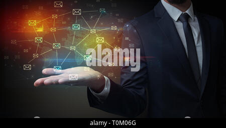 Elegante Geschäftsmann holding Kommunikationskonzept auf seiner Hand Stockfoto