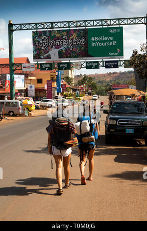 Kambodscha, Provinz Mondulkiri, Sen monorom, unpassend gekleidete junge Deutsche Touristen Trampen Stockfoto