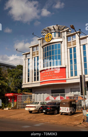 Kambodscha, Provinz Mondulkiri, Sen monorom, Main Street, Autos außerhalb Canadia Bank PLC Gebäude geparkt Stockfoto