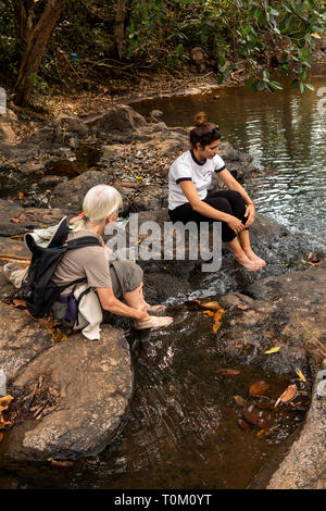 Kambodscha, Provinz Mondulkiri, Sen monorom, Elephant Valley Projekt freiwillige Kühlung Füße im Fluss Stockfoto