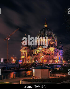 Berlin Cathedrale, Berliner Dom, Berlin Stadt bei Nacht mit schönen Neon Lichter in einem futuristischen anders aus.