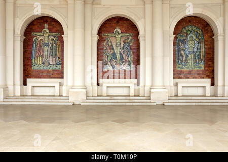 Fatima, Portugal - 23. Juli 2014: Fliesen über Leiden und Tod Christi vor dem Heiligtum von Fatima Stockfoto