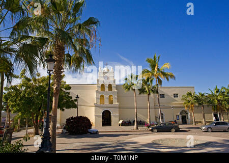 Für eine frontale Ansicht der Iglesia Nuestra Señora del Pilar Todos Santos, dem alten und schönen katholische Kirche in Todos Santos, Baja, Mexiko. Stockfoto