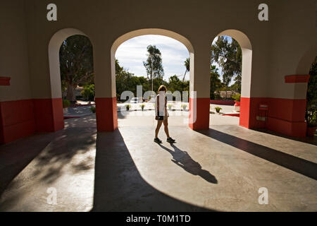 Ein amerikanischer Tourist Wanderungen durch eines der alten Gebäude in Todos Santos, Baja California, Mexiko Stockfoto