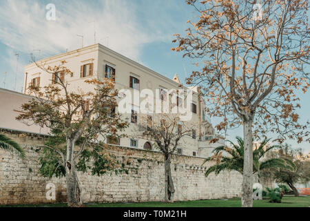 Burgmauern und Blick auf die Stadt porvince in Bari, Apulien, Italien. Stockfoto