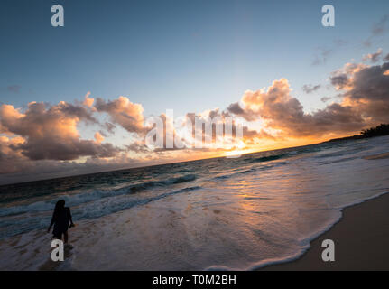 Frau entlang tropischen Strand, Eleuthera, Bahamas, in der Karibik. Stockfoto