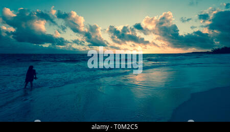 Frau entlang tropischen Strand, Eleuthera, Bahamas, in der Karibik. Stockfoto