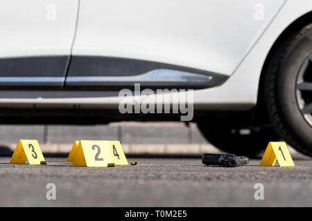 ID-Zelte am Tatort nach Schießerei Stockfoto