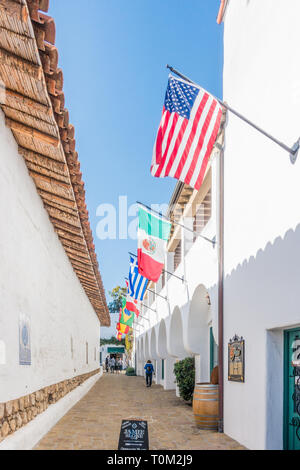 Straße in Spanien in La Arcada Geschäfte in Santa Barbara, CA Stockfoto