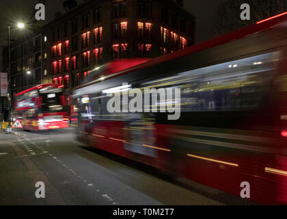 Berühmte rote Busse tun Ihre Pflicht am Abend London Straßen Stockfoto