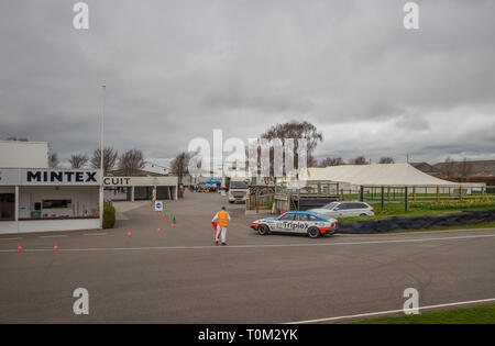 Prüfung Tag für die 77 Mitgliedstaaten in Goodwood Motor Circuit, Chichester, West Sussex, Großbritannien Stockfoto